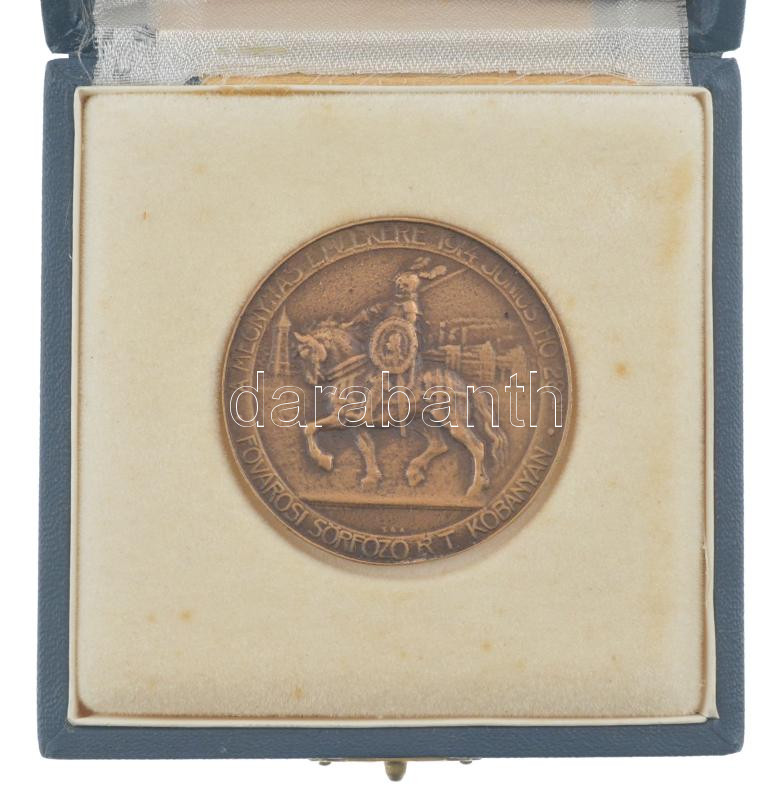Exner Károly (1850-1919) 1914. 'Mátyás király az igazságos - Véd-jegy / Fővárosi Sörfőző R.T. Kőbányán - A megnyitás emlékére 1914. június hó 28-án' bronz emlékérem tokjában (50mm) T:1- - Image 2