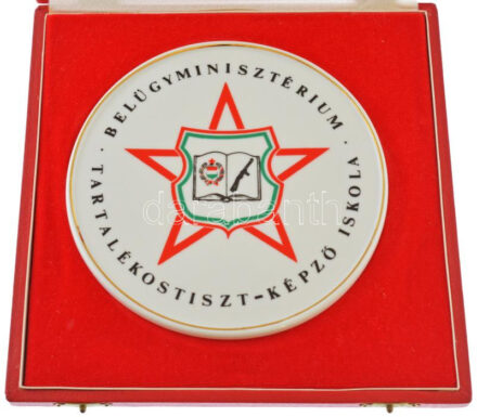 ~1970. 'Belügyminisztérium Tartalékos Tiszt-képző Iskola' jelzett hollóházi porcelán emlékérem eredeti dísztokban (140mm) T:1-