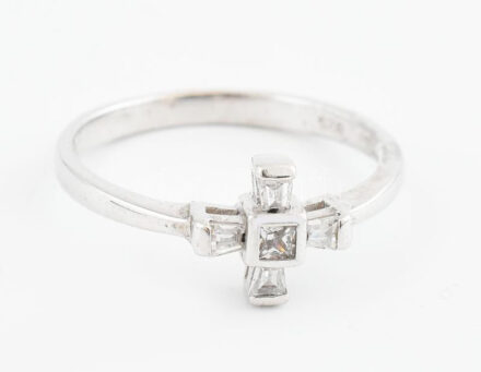 Ezüst (Ag) gyűrű kőékítéssel, jelzett, méret: 54, bruttó: 1,8 g