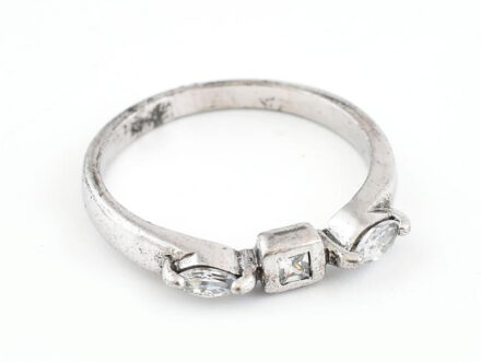 Ezüst (Ag) gyűrű kőékítéssel, jelzett, méret: 51, bruttó: 1,9 g