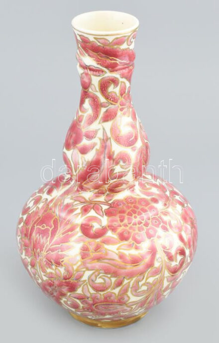 Fischer Ignác váza, kézzel festett keménycserép, jelzett (Fischer J. Budapest), XIX. sz. vége körül. Kis mázrepedésekkel, szájperemén javított, m: 25 cm