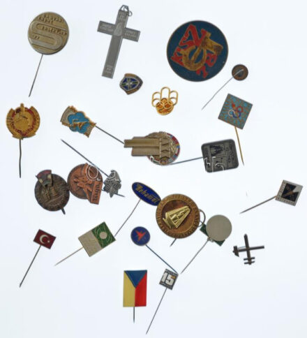 25 darabos magyar és külföldi kitűző tétel T:vegyes