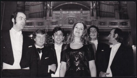 1975 Az 1974. évben Nemzetközi Zenei Versenyeken díjat nyert fiatal művészek: Csengery Adrienne, Polgár László, Müller Lajos, stb., sajtófotó, a hátoldalon feliratozott, pecséttel jelzett (Magyar Hírek - Mezey Béla felvétele), 18x10