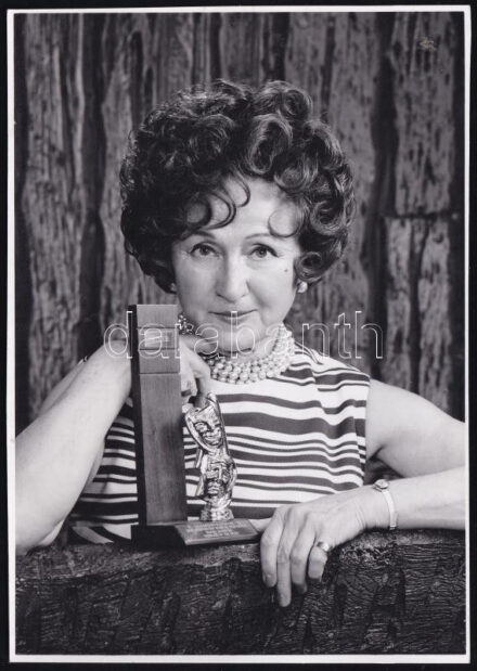 1972 Magda Marburg színésznő a Hegedűs a háztetőn c. musicalben való szerepéért kapott Arthur-díjjal, sajtófotó, a hátoldalon feliratozott, pecséttel jelzett, 17,5x12 cm