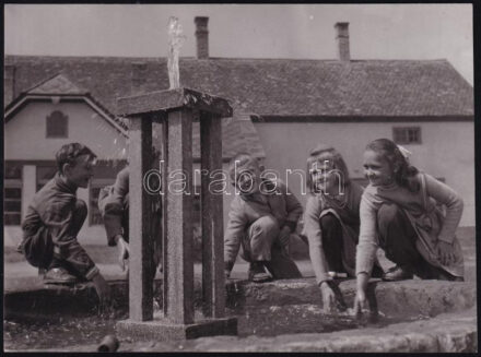 1961 Gyerekek a szökőkútnál, sajtófotó, a hátoldalon pecséttel jelzett (Magyar Hírek - Novotta Ferenc felvétele), 17,5x12,5 cm