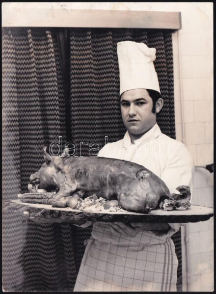 cca 1970 Szakács sült malaccal, jelzés nélküli sajtófotó, 18x13 cm