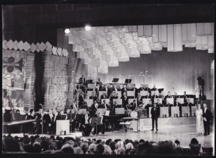 1967 A Magyar Rádió és Televízió II. Táncdalfesztiválja, sajtófotó, a hátoldalon feliratozott, 23,5x16,5 cm