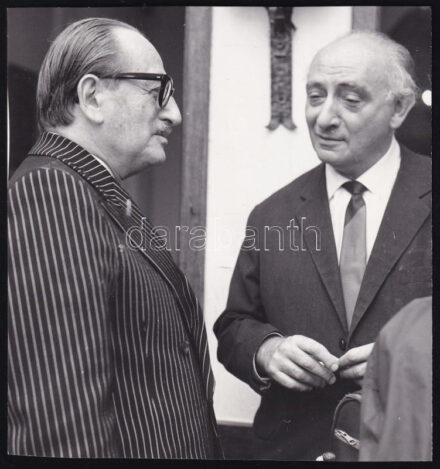 1970 Tábori Pál és Vas István, sajtófotó, a hátoldalon feliratozott, pecséttel jelzett (MTI Foto - Magyar Hírek), 14x13 cm