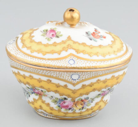 Antik francia Sevres / S?vres bonbonier, kézzel festett porcelán, jelzett, korának megfelelő állapotban, 19. század, 9,5x7,5x8,5 cm