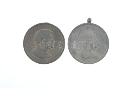 1940. 'Erdélyi részek felszabadulásának emlékére' Zn emlékérem mellszalag nélkül és fül nélkül (2db). Szign.: Berán T:2,2- oxidáció Hungary 1940. 'Commemorative Medal for the Liberation of Transylvania' Zn medal without ribbon,