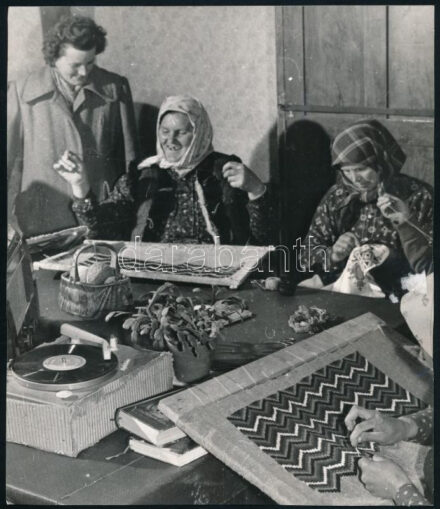 1961 Lemezjátszó mellett kézimunkázó idős asszonyok, sajtófotó, a hátoldalon feliratozott, pecséttel jelzett (Magyar Hírek - Gábor Viktor felvétele), 21x18 cm