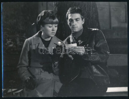 1967 A Változatlan felhőzet c. film jelenete (Halász Judit), sajtófotó, a hátoldalon feliratozott, pecséttel jelzett, 23,5x18 cm