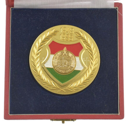 1988. 'MHSZ (Magyar Honvédelmi Szövetség)' részben festett, aranyozott bronz emlékérem, eredeti tokban (70mm) T:1-