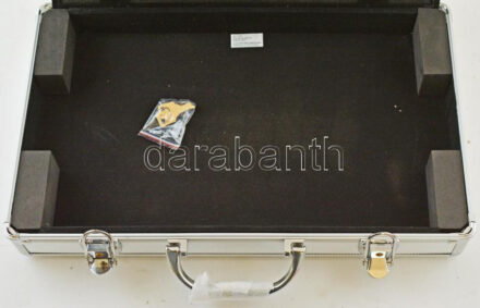 Alumínium érmetartó koffer kivehető tálcák nélkül, újszerű állapotban