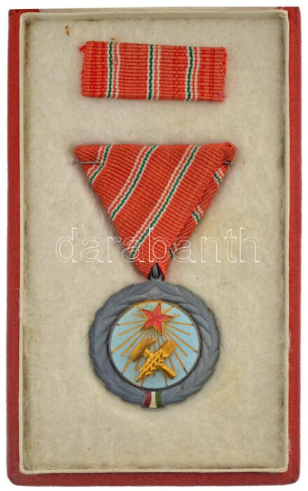 1954. 'Munka Érdemérem' zománcozott bronz kitüntetés mellszalagon, szalagsávval, eredeti tokban T:1-,2 tok tetején ragasztónyom(?) NMK 606.