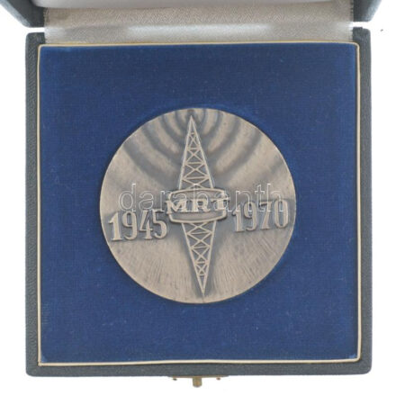 1970. 'MRT (Magyar Rádió és Televízió) 1945-1970' ezüstpatinázott emlékérem, 'Emlékül a 25 éve szabad Magyar Rádió jubileumára - Az MRT elnöksége' kártyával, eredeti tokban (60mm) T:1-