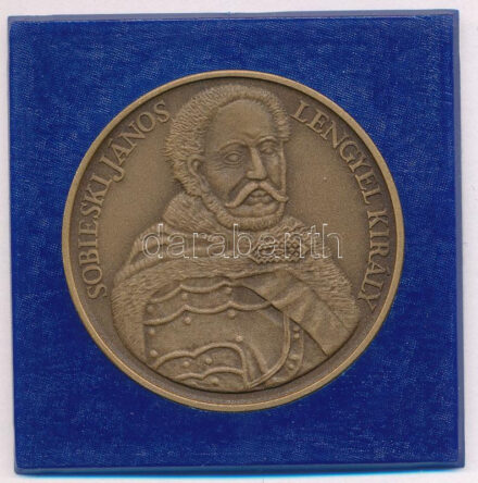1983. 'Sobieski János lengyel király / Szécsény visszafoglalása emlékére 1683-1983' kétoldalas bronz emlékérem plombált ÁPV tokban (42,5mm) T:1 a tok zsanérja letört
