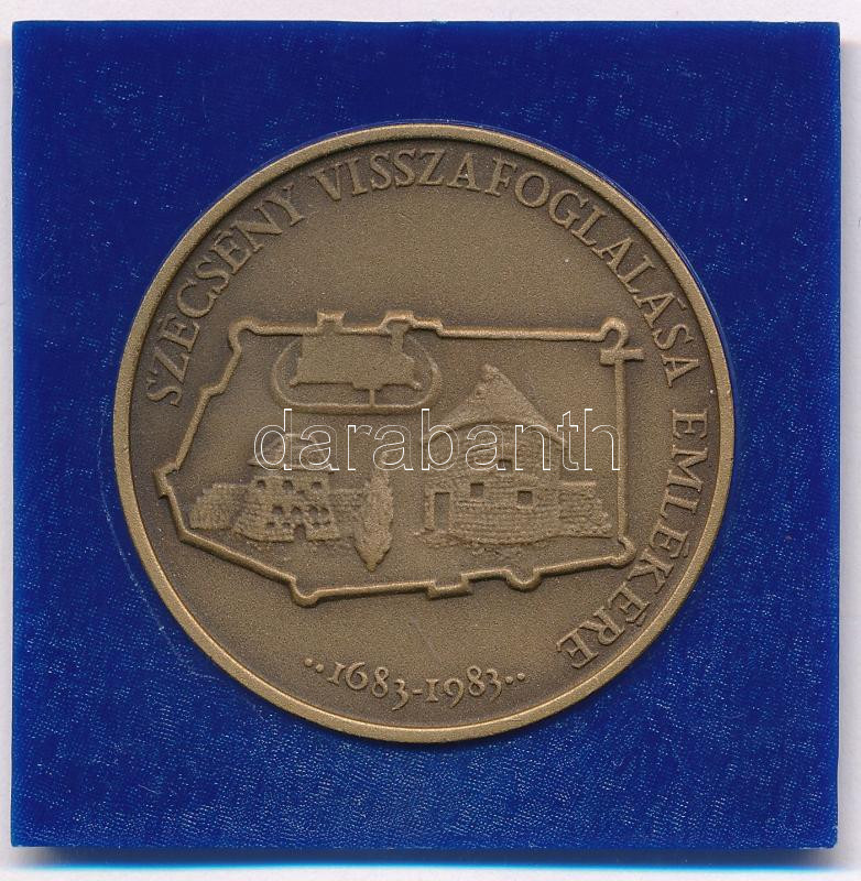 1983. 'Sobieski János lengyel király / Szécsény visszafoglalása emlékére 1683-1983' kétoldalas bronz emlékérem plombált ÁPV tokban (42,5mm) T:1 a tok zsanérja letört - Image 2