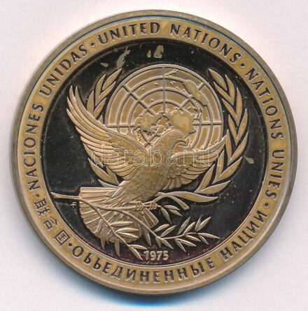 1975. 'Egyesült Nemzetek (ENSZ) / Béke' kétoldalas fém emlékérem öt nyelven (39mm) T:1-,2 (eredetileg PP) 1975. 'United Nations (UN) / Peace' two-sided metal medallion in five languages (39mm) C:AU,XF (originally PP)