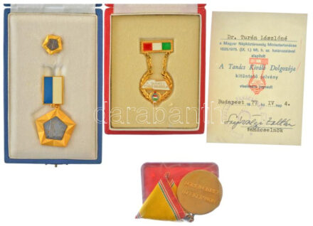 1977. 'A Tanács Kiváló Dolgozója' aranyozott, zománcozott fém kitüntetés eredeti tokban, igazolvánnyal + ~1970-1980. 'Budapest 10' aranyozott, zománcozott törzsgárda jelvény tokban + 'Az Építőipar Kiváló Dolgozója' aranyozott,