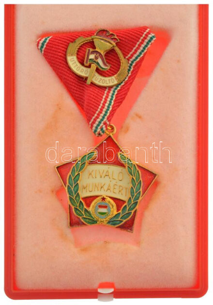 ~1970-1980. 'Úttörő Tűzoltó' műgyantás fém jelvény (23x21mm), 'Kiváló Munkáért' műgyantás jelvényen eredeti tokban T:1-