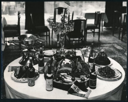 1968 'Amerikai szállodások magyar ételnézőben', sajtófotó, a hátoldalon feliratozott, pecséttel jelzett, 22,5x17,5 cm