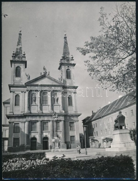 1972 Szombathely, Sarlós Boldogasszony-székesegyház, jobboldalt Szily János, Szombathely első püspökének szobra, sajtófotó, a hátoldalon feliratozott, pecséttel jelzett (Magyar Hírek - Bojár Sándor felvétele), 24x18 cm