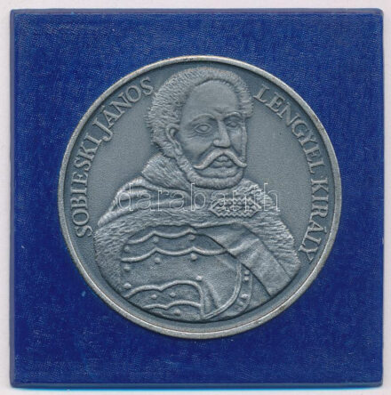 1983. 'Sobieski János lengyel király / Szécsény visszafoglalása emlékére 1683-1983' kétoldalas, ezüstpatinázott bronz emlékérem műanyag keretben (42,5mm) T:1,1-