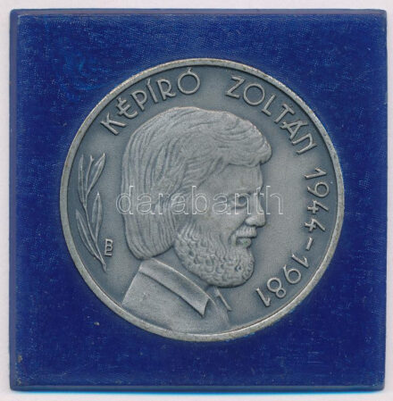 Bogár Lívia (1957- ) 1984. 'Képíró Zoltán / Művészünk emlékére Keszthelyi Éremgyűjtők Csoportja' ezüstpatinázott bronz emlékérem műanyag keretben (42,5mm) T:1-
