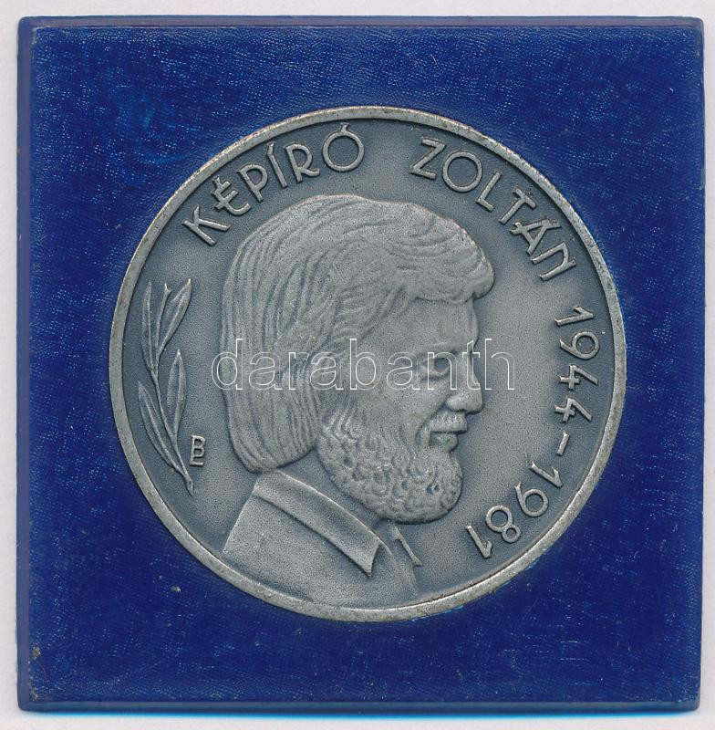 Bogár Lívia (1957- ) 1984. 'Képíró Zoltán / Művészünk emlékére Keszthelyi Éremgyűjtők Csoportja' ezüstpatinázott bronz emlékérem műanyag keretben (42,5mm) T:1-