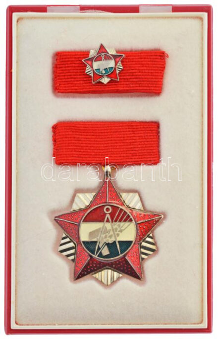 ~1970-1980. 'Szakszervezetek Országos Tanácsa Elnöksége' ezüst fokozatú, műgyantás kitüntetés mellszalagon, miniatűrrel szalagsávon, eredeti, sérült tokban T:1-