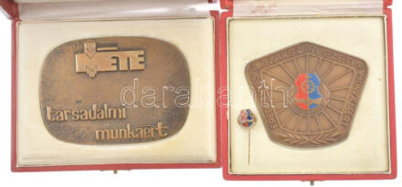 ~1970. 'MÉTE - 25 éves társadalmi munkáért' egyoldalas Br érdemplakett hátoldalán gravírozással, eredeti, sérült tokban (112x80mm) + 1977. 'Eredményes Szakszervezeti Munkáért 1877-1903' egyoldalas, zománcbetétes bronz plakett,