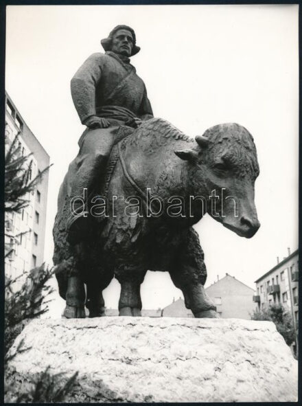 1970 Pécs, Kőrösi Csoma Sándor szobra, sajtófotó, a hátoldalon feliratozott, pecséttel jelzett, 24x18 cm