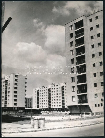 1965 Bp., lakótelep, sajtófotó, a hátoldalon feliratozott, pecséttel jelzett (Magyar Hírek - Vámos László felvétele), kissé foltos, 24x18cm