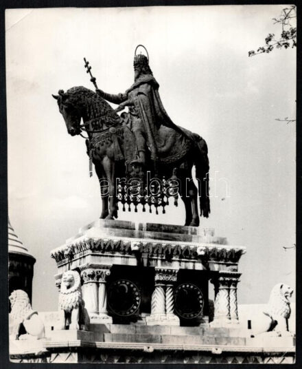 1972 Bp., Szent István szobra a Halászbástyánál, sajtófotó, a hátoldalon feliratozott, pecséttel jelzett (Magyar Hírek - Vámos László felvétele), kisebb saroktöréssel, 27x22 cm