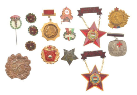 14 darabos kompozit, műgyantás, zománcos szocialista jelvény tétel, közte 'Kiváló dolgozó' (2xklf), 'Szocialista brigád' (3xklf) T:1-2- közte sérült, hiányzó tű