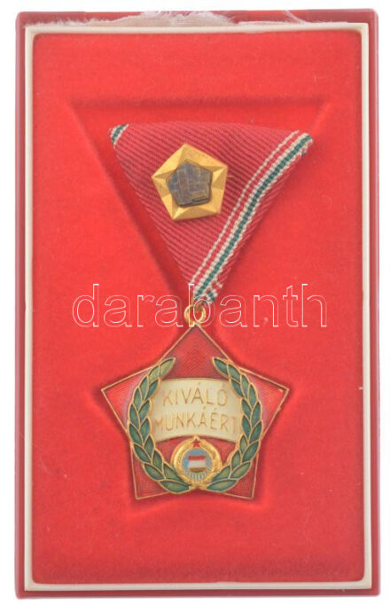 ~1970-1980. 'Kiváló Munkáért' miniszteri kitüntetés, mellszalagján 'Építőipar Kiváló Dolgozója' kitüntetés miniatűrjével, ritkán előforduló hivatalos adományozási forma! Eredeti tokban T:1 a tok zsanérja hiányzik