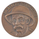 Ócsai Károly (1938-2011) DN 'Dr. Albert Schweitzer / Lambaréné 1913-1988' kétoldalas, öntött bronz emlékérem (80mm) T:1- - Image 2
