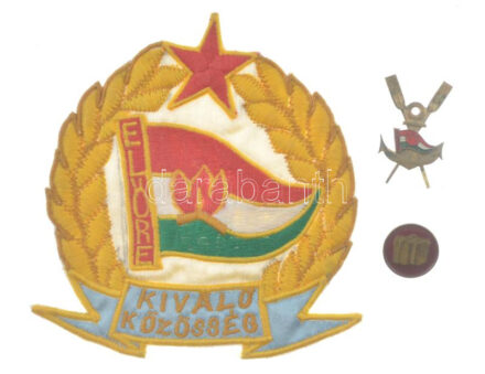 ~1970-1980. 'Előre - Kiváló közösség' textil úttörő kitüntető jelvény (130x122mm) + 'Könyvtáros' festett Cu-Zn úttörő próbajelvény (20mm) + 'Viziúttörő' festett Cu-Zn sapkajelvény (39x23mm) T:1,1- patina