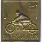 ~1950. 'MHS (Magyar Honvédelmi Sport Szövetség) Motoros ÖHV' szögletes lemez jelvény, 2 rögzítőlyukkal (52x48mm) T:1- - Image 2