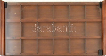 Falra rögzíthető emlékérem, plakett tartó fali szekrény 18 darab 100x105mm-es hellyel, üvegezett ajtóval, teljes mérete 660x380mm. Szép állapotban.