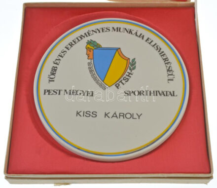 ~1970. 'Több éves eredményes munkája elismeréséül Pest megyei sporthivatal Kiss Károly' nagyméretű Hollóházi porcelán emlékérem sérült tokjában (175mm) T:1-