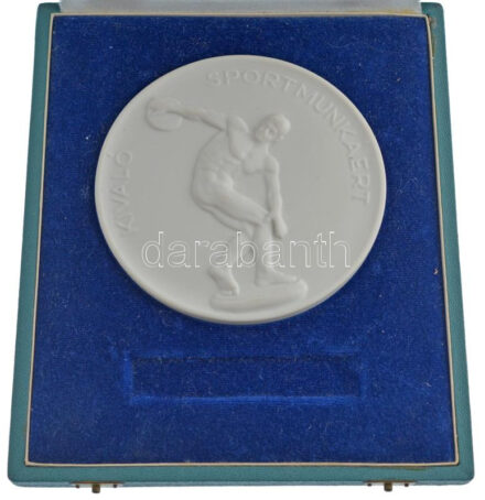 ~1970-1980. 'Kiváló sportmunkáért' egyoldalas Herend porcelán emlékérem kopott tokjában (107mm) T:1-
