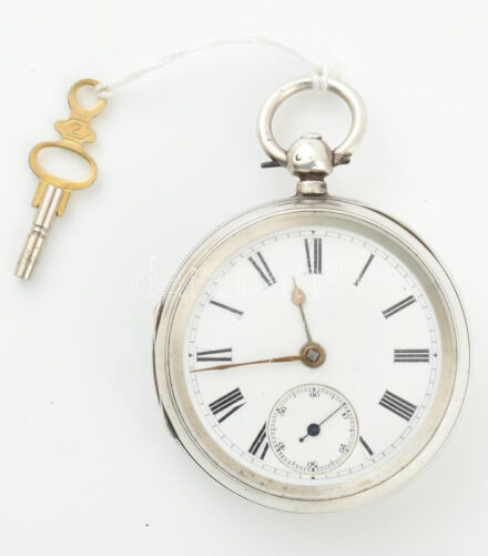 Ezüst (Ag) tokos, láncos, kulcsos zsebóra, mechanikus szerkezettel, szép állapot, működik, jelzett, d: 50 mm