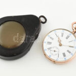 Arany (Au/9k) tokos zsebóra, jelzés nélkül, működik, mechanikus, szép állapot, régi fém óravédő tokban d: 42 mm