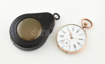 Arany (Au/9k) tokos zsebóra, jelzés nélkül, működik, mechanikus, szép állapot, régi fém óravédő tokban d: 42 mm