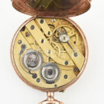 Arany (Au/9k) tokos zsebóra, jelzés nélkül, működik, mechanikus, szép állapot, régi fém óravédő tokban d: 42 mm - Image 4
