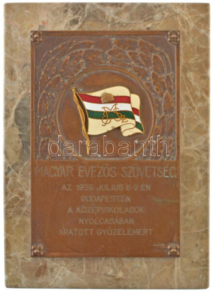 Berán Nándor (1889-1965) 1939. 'Magyar Evezős Szövetség Az 1939 julius 8-9-én Budapesten a Középiskolások Nyolcasában aratott győzelemért' egyoldalas részben zománcozott bronz emlékplakett márvány talpra rögzítve, 'Budapest,