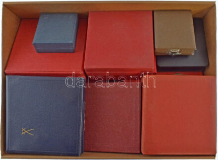 14 darabos doboztétel, közte emlékéremtartó és kitüntetés tok