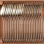12 személyes ezüstözött évőkészlet, 2 dobozban, jelzett, szép állapotban. 36 db: 12db villa, kanál, kés. - Image 4